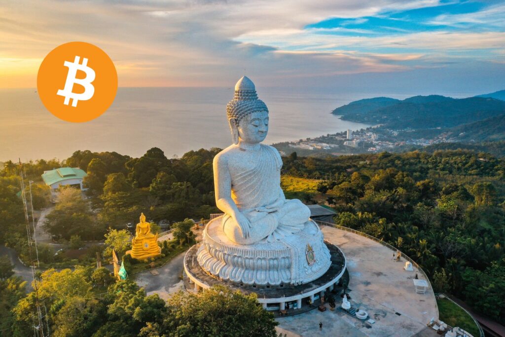 Phuket Bitcoin Pilotprojekt: Der Big Buddha von Phuket mit Bitcoin-Logo, Symbol für Thailands Krypto-Initiative.