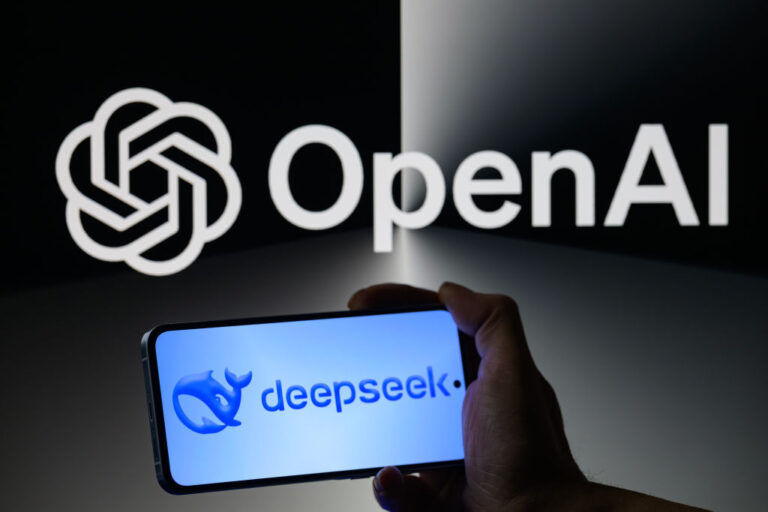 DeepSeek fordert OpenAI mit Open-Source-Technologie heraus – ein Wendepunkt im Kampf zwischen offener und proprietärer Künstlicher Intelligenz.