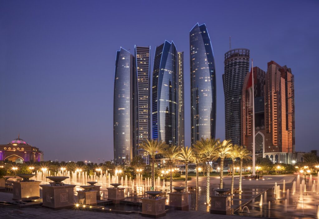 Skyline von Abu Dhabi bei Nacht, Sitz der Mubadala Investment Company und Zentrum für Bitcoin-Investitionen