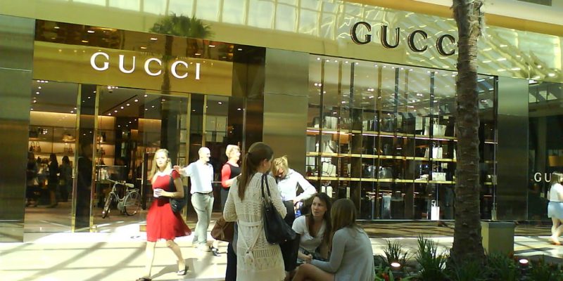 Auf dem Bild ist ein Gucci-Laden ersichtlich