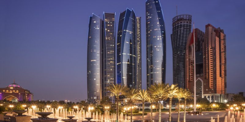 Skyline von Abu Dhabi bei Nacht, Sitz der Mubadala Investment Company und Zentrum für Bitcoin-Investitionen