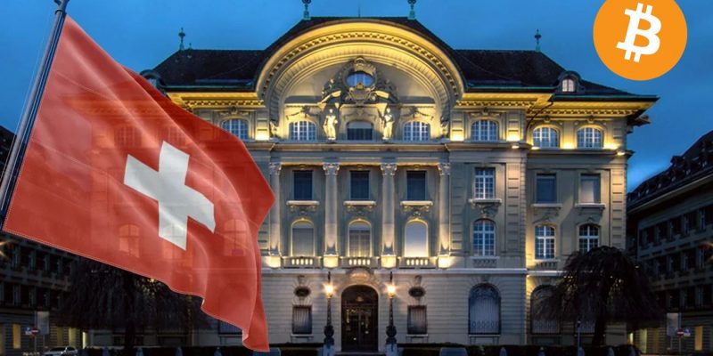 Bitcoin-Initiative Schweiz: Schweizerische Nationalbank mit Schweizer Flagge und Bitcoin-Logo.