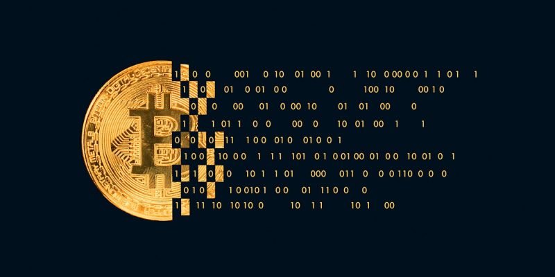 Bitcoin Mempool mit digitaler Bitcoin-Münze, die sich in binäre Daten auflöst – Symbol für unbestätigte Bitcoin-Transaktionen.