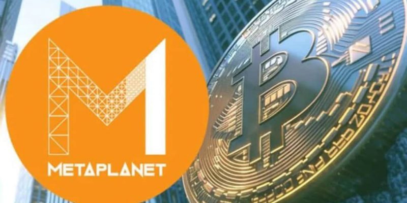 Metaplanet-Logo neben einer Bitcoin-Münze – das Unternehmen investiert massiv in BTC und steigert seinen Aktienkurs um 4.800 %.