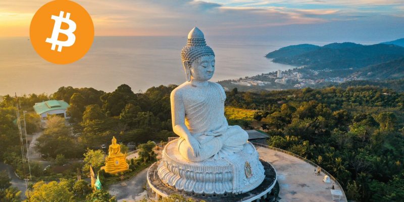 Phuket Bitcoin Pilotprojekt: Der Big Buddha von Phuket mit Bitcoin-Logo, Symbol für Thailands Krypto-Initiative.