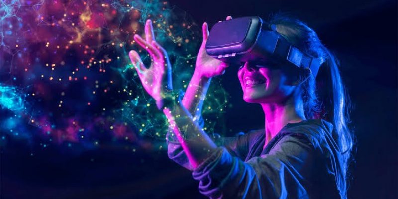 Frau mit VR-Brille im Metaverse – Verbindung von Blockchain-Technologie und virtueller Realität